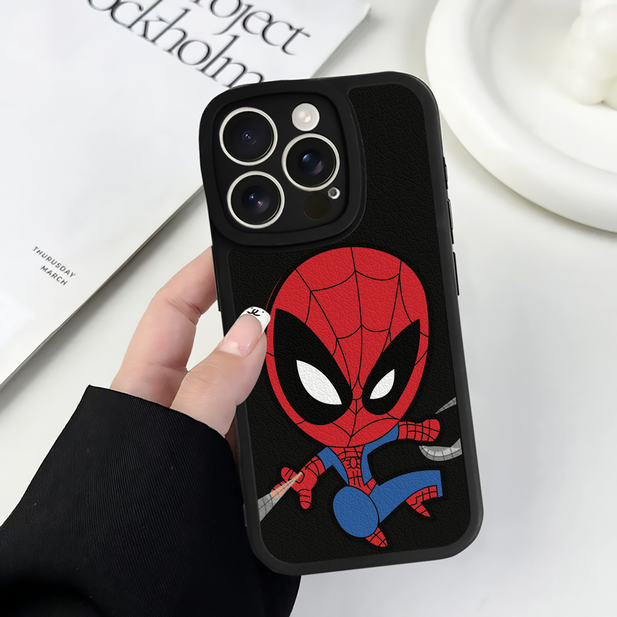 （画像用） アベンジャーズ The Avengers 【iPhone 16シリーズ対応】シリコンスマホケース（レザー調） 材質：シリコン